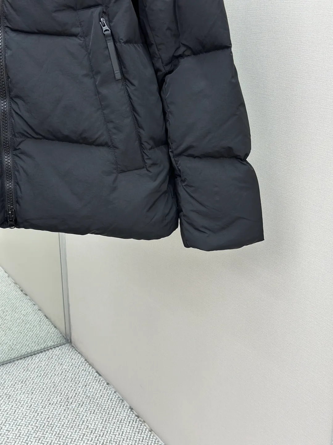 P1010 Canada Goose Black Label Badge Hooded Down Jacket (khaki) The high-quality filling is made of 90 national standard high-quality white duck down, selected high-loft velvet, weighing 240g, light and warm, with excellent temperature locking performance and good resilience. The fabric is woven with 400T high-count yarn. After special water-repellent treatment, the surface forms a lotus leaf effect - raindrops will slide down like beads, and snow particles will fall off when touched. The tear resistance reaches 200N (approximately 20kg load-bearing), the light gray matte texture breaks the stereotype of "outdoor clothing = hardcore", and the soft luster presents a high-end matte effect under urban neon lights, seamlessly switching scenes from ski resorts to CBD office buildings. The ribbon is woven with polyester as the base, and the brand letters are decorated on the ribbon through high-precision computer embroidery. The edges of the pattern are clear, the stitches are fine and even, and multiple layers of embroidery thread are stacked to enhance the three-dimensional effect. Precision thread reinforcement prevents linting and ensures the fluffy and resilient elasticity lasts as new. The embedded cuffs are three-dimensionally woven to form a "wavy" elastic structure, which forms natural folds when fitting the wrist, increasing the contact area with the skin, thus improving the windproof effect. At the same time, micro-velvet treatment is added to the inside of the cuffs, which feels like a second layer of skin and avoids friction on the skin from metal zippers or hard fabrics. Size:S-M-L-XL